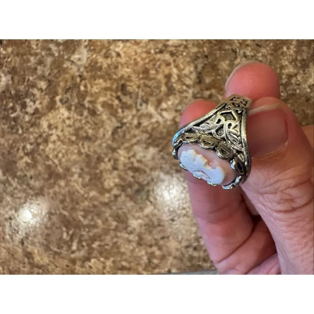 Woman’s vintage style cameo ring size 6 with jewelry storage bag